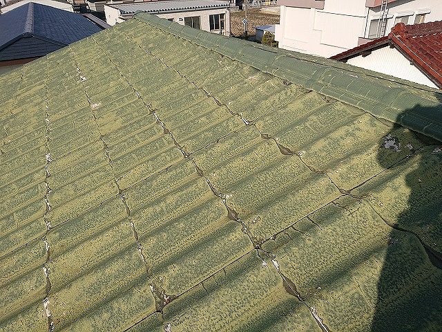 浮きが見える屋根面